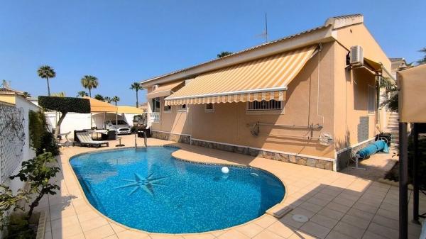 Chalet independiente en venta en Barrio Pueblo Bravo, Rojales
photo 1