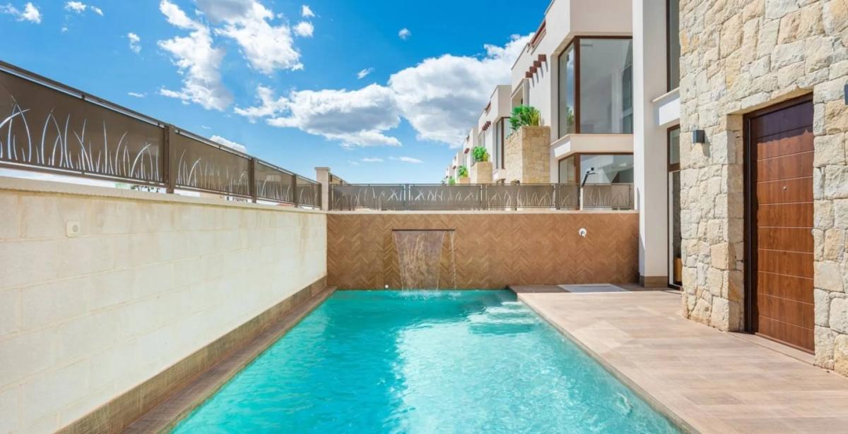 Продажа отдельного шале в  Barrio Pueblo Bravo, Рохалес photo 2