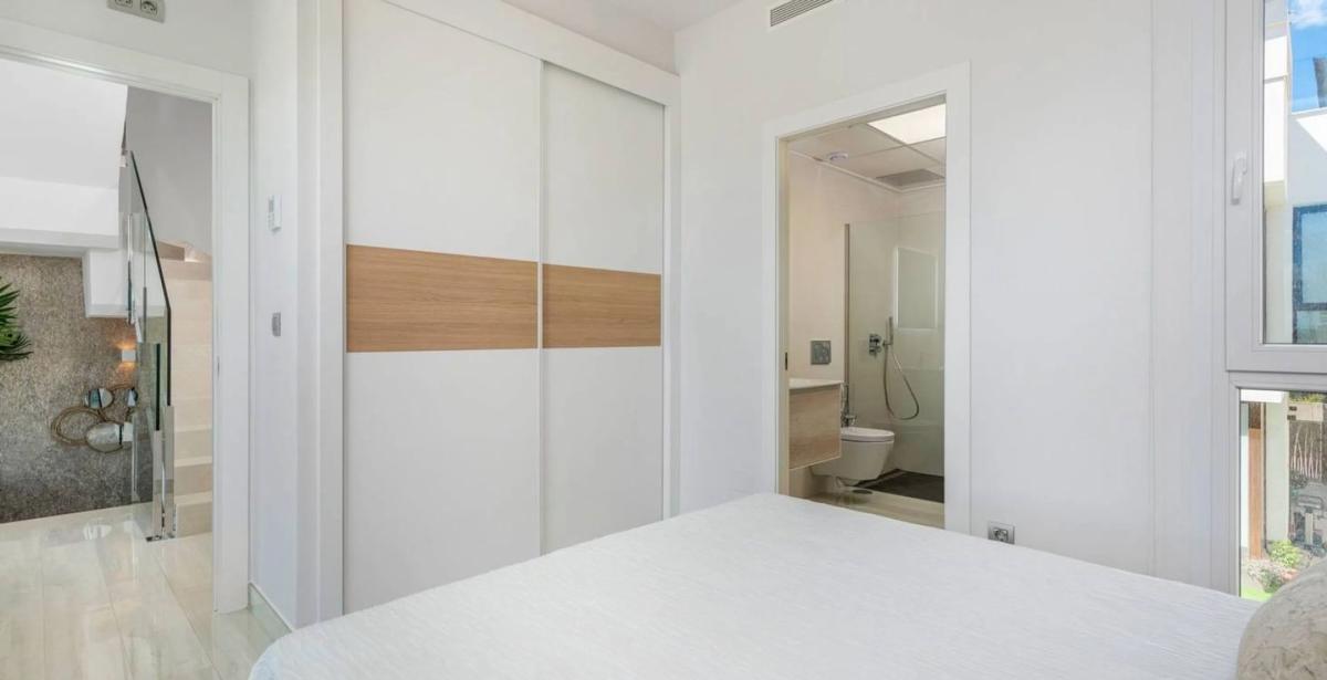 Продажа отдельного шале в  Barrio Pueblo Bravo, Рохалес photo 3