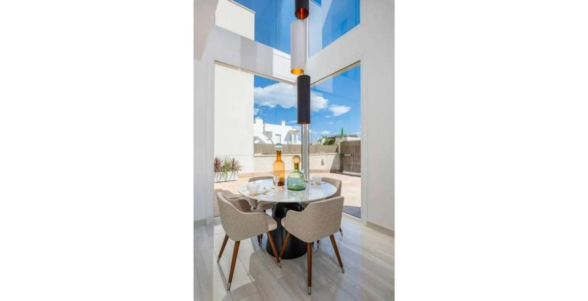 Продажа отдельного шале в  Barrio Pueblo Bravo, Рохалес photo 5