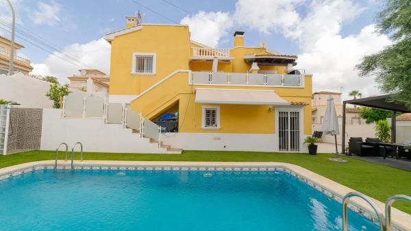 Chalet independiente en venta en Calle Marbella, San Miguel de Salinas
photo 1
