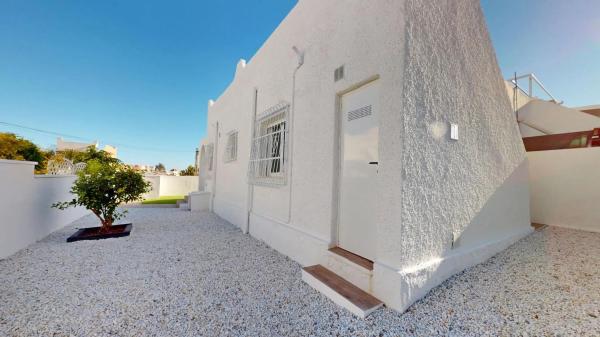 Chalet independiente en venta en Calle Jumilla, San Miguel de Salinas
thumbnail 2
