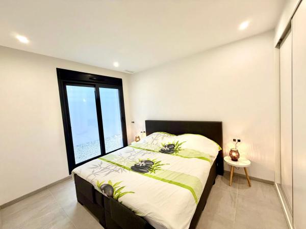 Chalet wolnostojący na sprzedaż w  Calle lo Aguirre, 28, San Miguel de Salinas photo 1