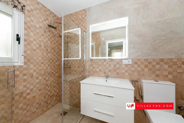 Chalet wolnostojący na sprzedaż w  Calle Holanda, San Miguel de Salinas photo 1
