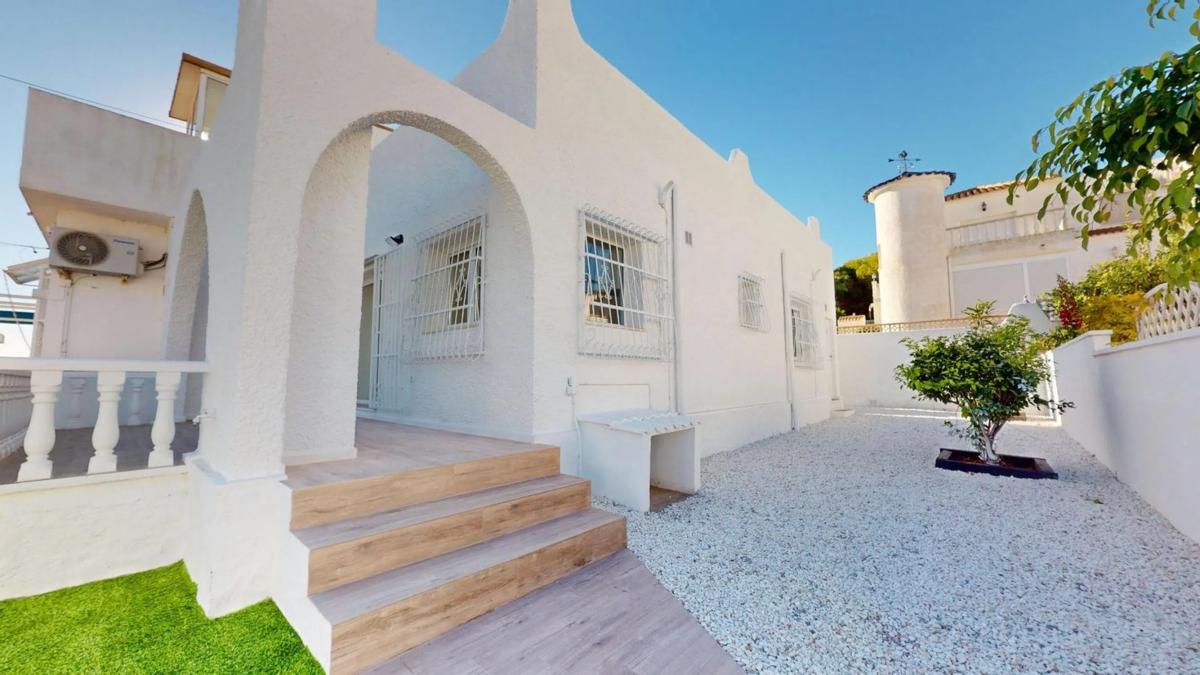 Sale of independent chalet in Blue Lagoon - Galán, San Miguel de Salinas
 photo 5