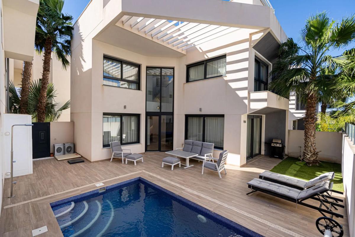 Venta de chalet independiente en Calle Urbano Arregui, Torrevieja
photo 1