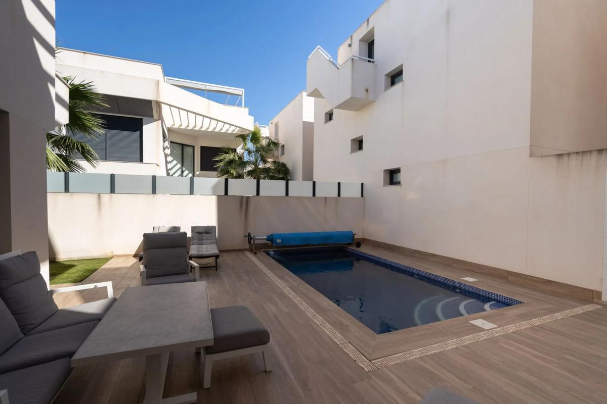 Venta de chalet independiente en Calle Urbano Arregui, Torrevieja
photo 2