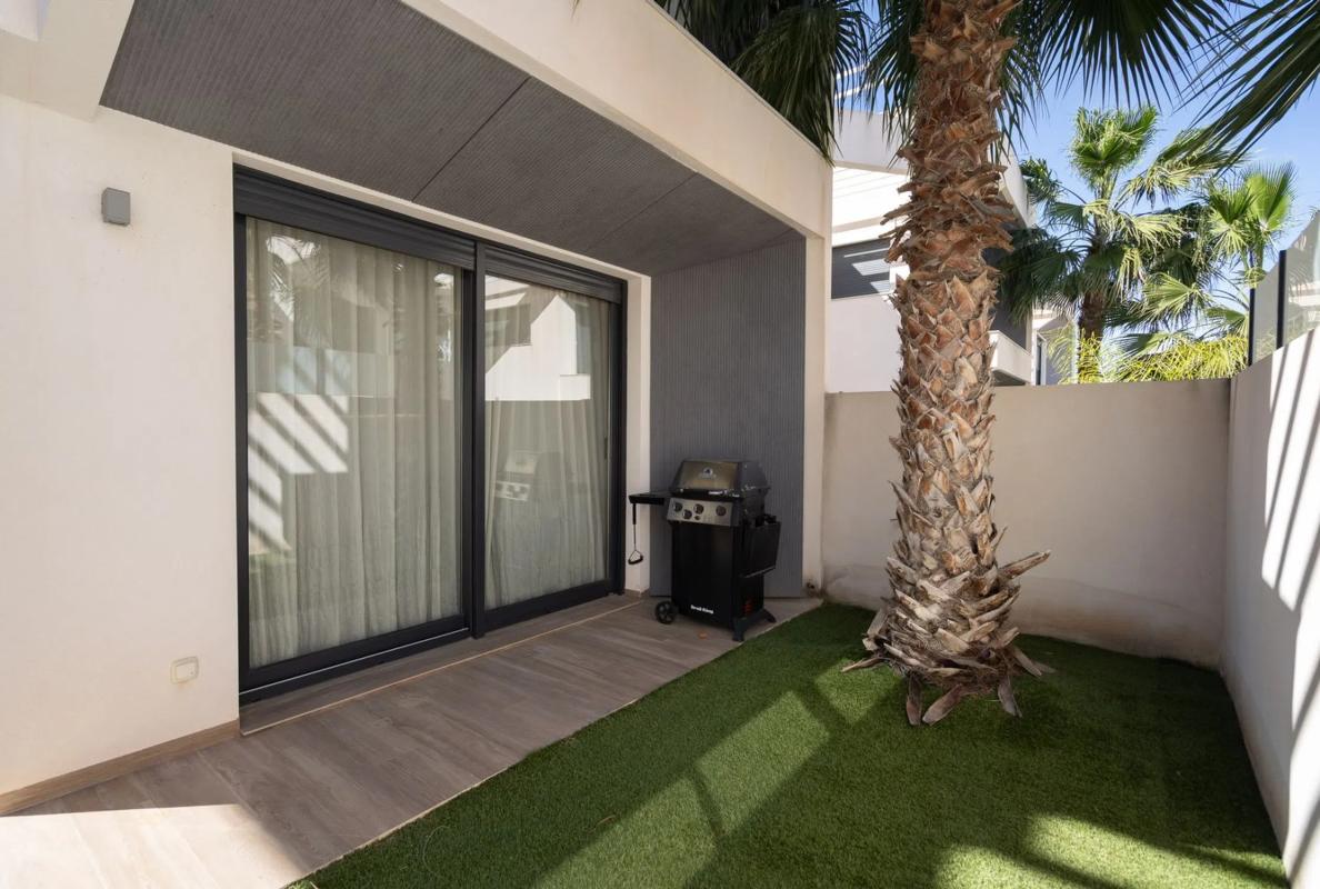 Venta de chalet independiente en Calle Urbano Arregui, Torrevieja
photo 3