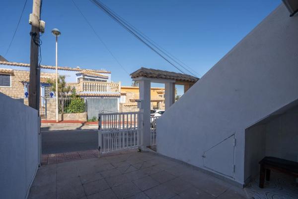 Chalet adosado en venta en Calle Ciudad Real , Torrevieja thumbnail 1