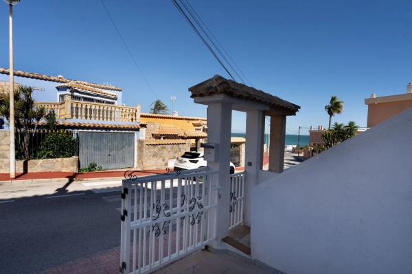 Chalet adosado en venta en Calle Ciudad Real , Torrevieja thumbnail 2