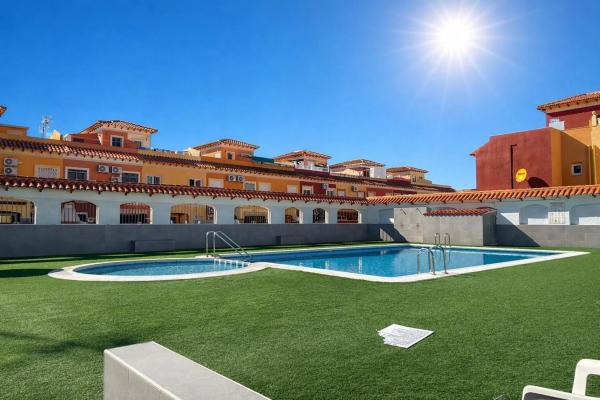 Chalet adosado en venta en Barrio La Siesta - El Salado - Torreta , Torrevieja thumbnail 1