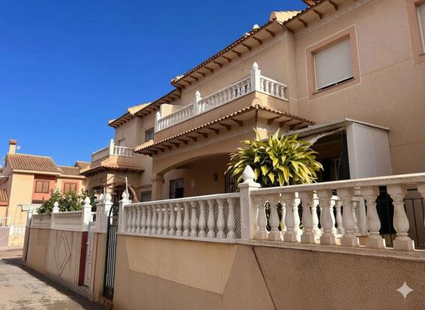 Terraced house for sale at  Calle Halcón , Torrevieja photo 2