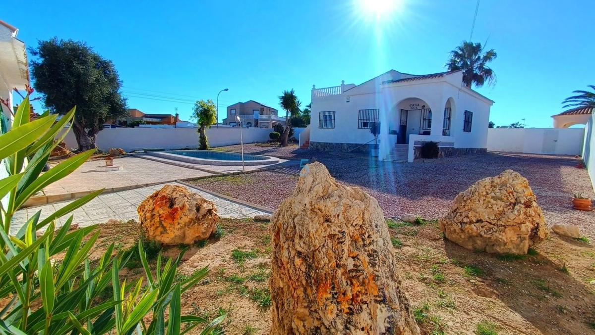 Venta de chalet independiente en Barrio La Siesta - El Salado - Torreta, Torrevieja
photo 1