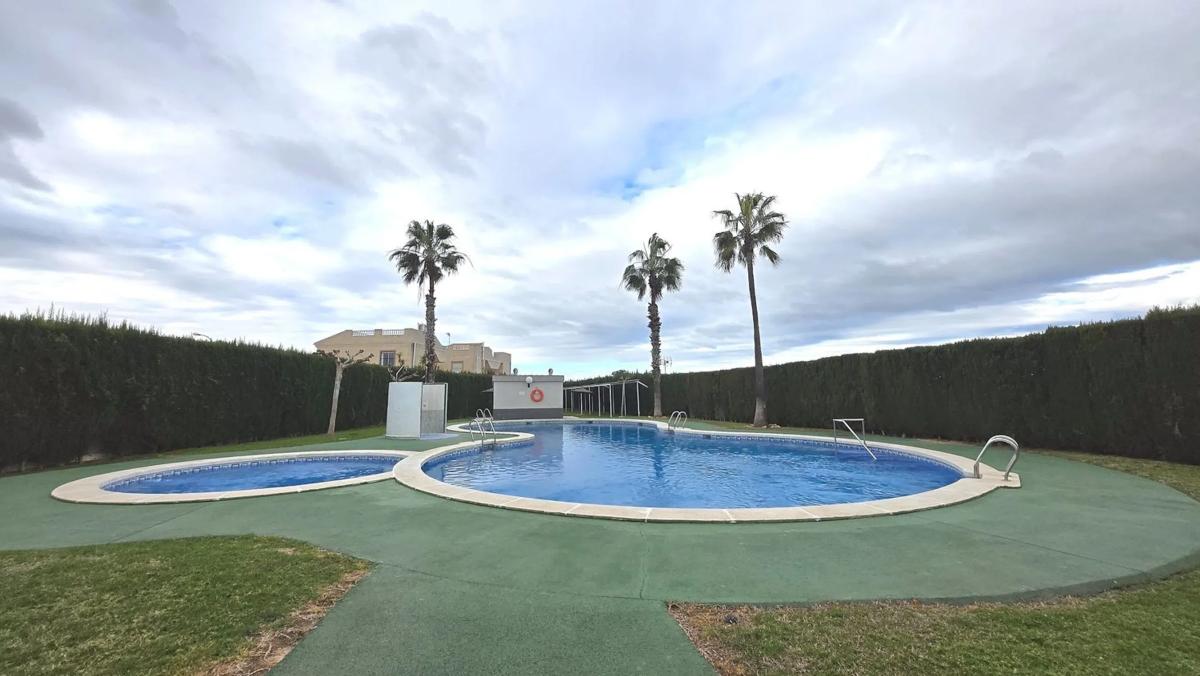 Sale of apartment in Avenida el Ronquillo, Torrevieja
photo 2