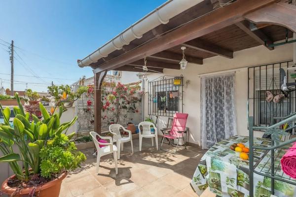 Chalet adosado en venta en Plaza de las Azucenas , Torrevieja photo 1