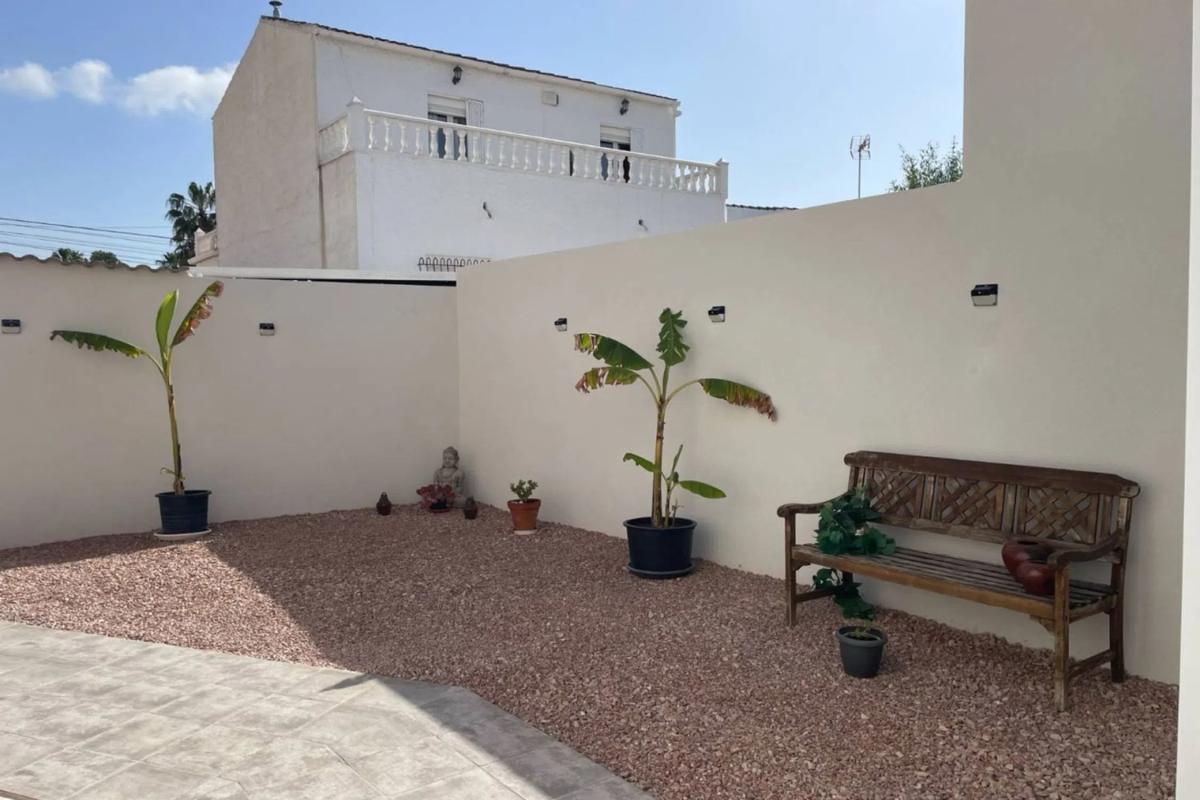 Venta de chalet independiente en Avenida Castuera, Torrevieja
photo 2