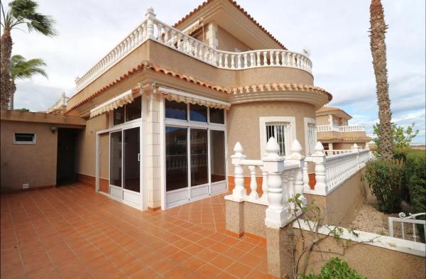 Independent chalet for sale in Calle Veleta, Torrevieja
photo 1