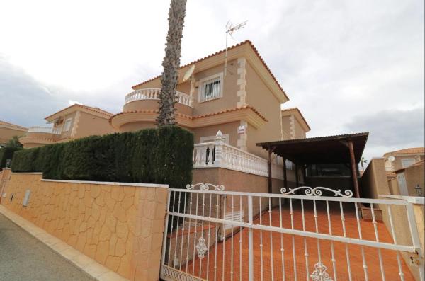 Independent chalet for sale in Calle Veleta, Torrevieja
thumbnail 1
