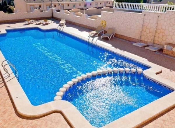Independent chalet for sale in Calle Veleta, Torrevieja
thumbnail 2