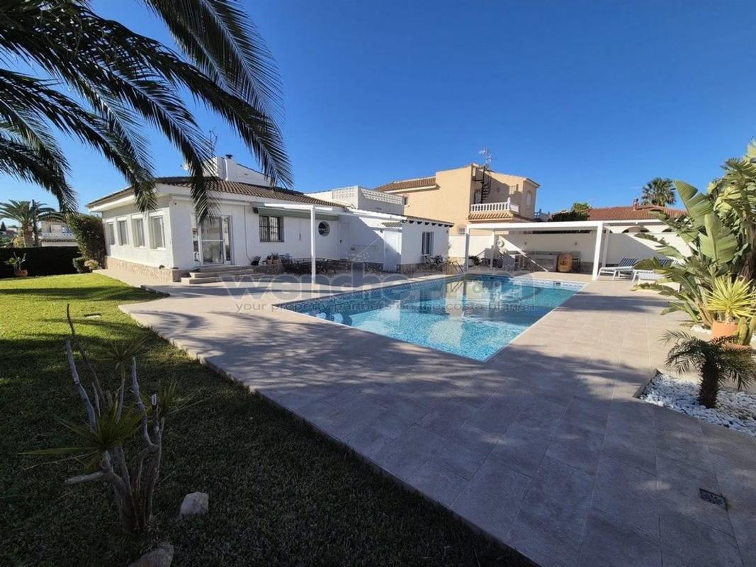 Sprzedaż niezależnego domku jednorodzinnego w Barrio Los Balcones - Los Altos del Edén, Torrevieja photo 1