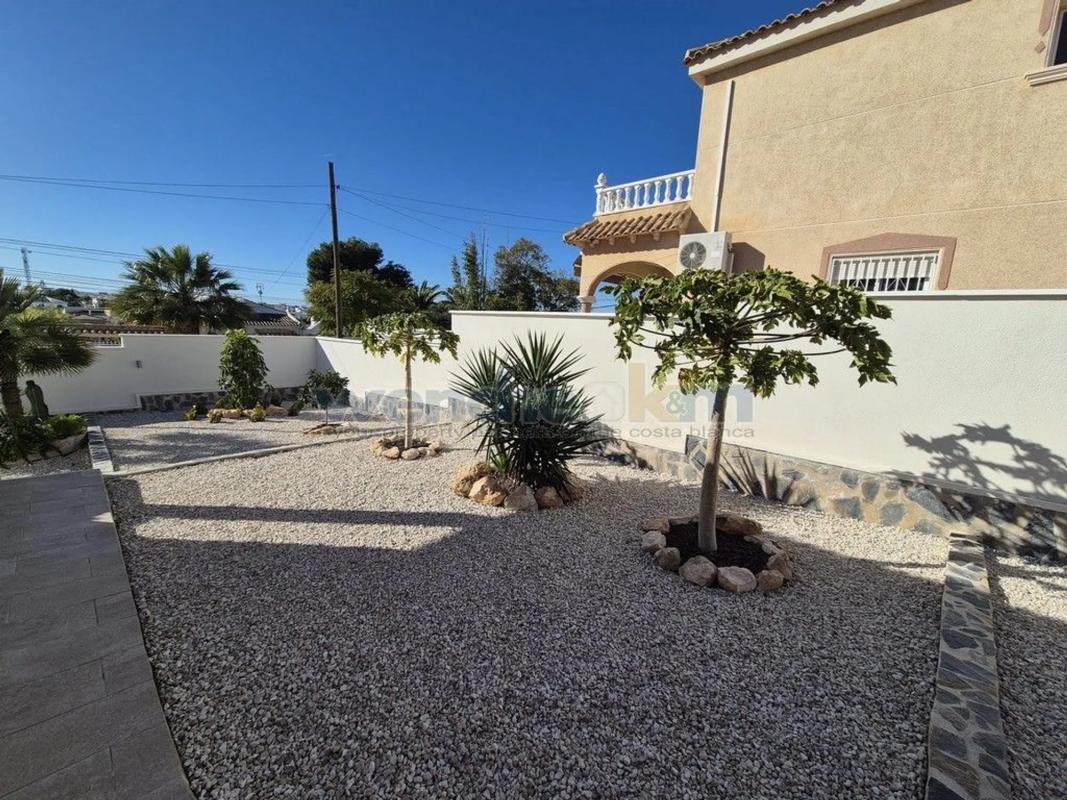 Sprzedaż niezależnego domku jednorodzinnego w Barrio Los Balcones - Los Altos del Edén, Torrevieja photo 2