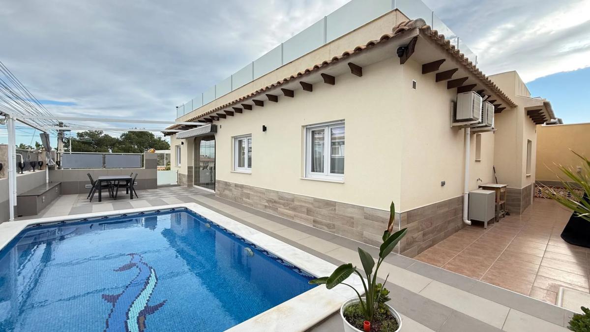 Venta de chalet independiente en Urbanización Lago Jardín 2 M4, Torrevieja
photo 1