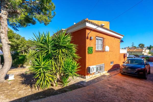 Independent chalet for sale in Avenida Elche Bal s/n, Torrevieja
thumbnail 1