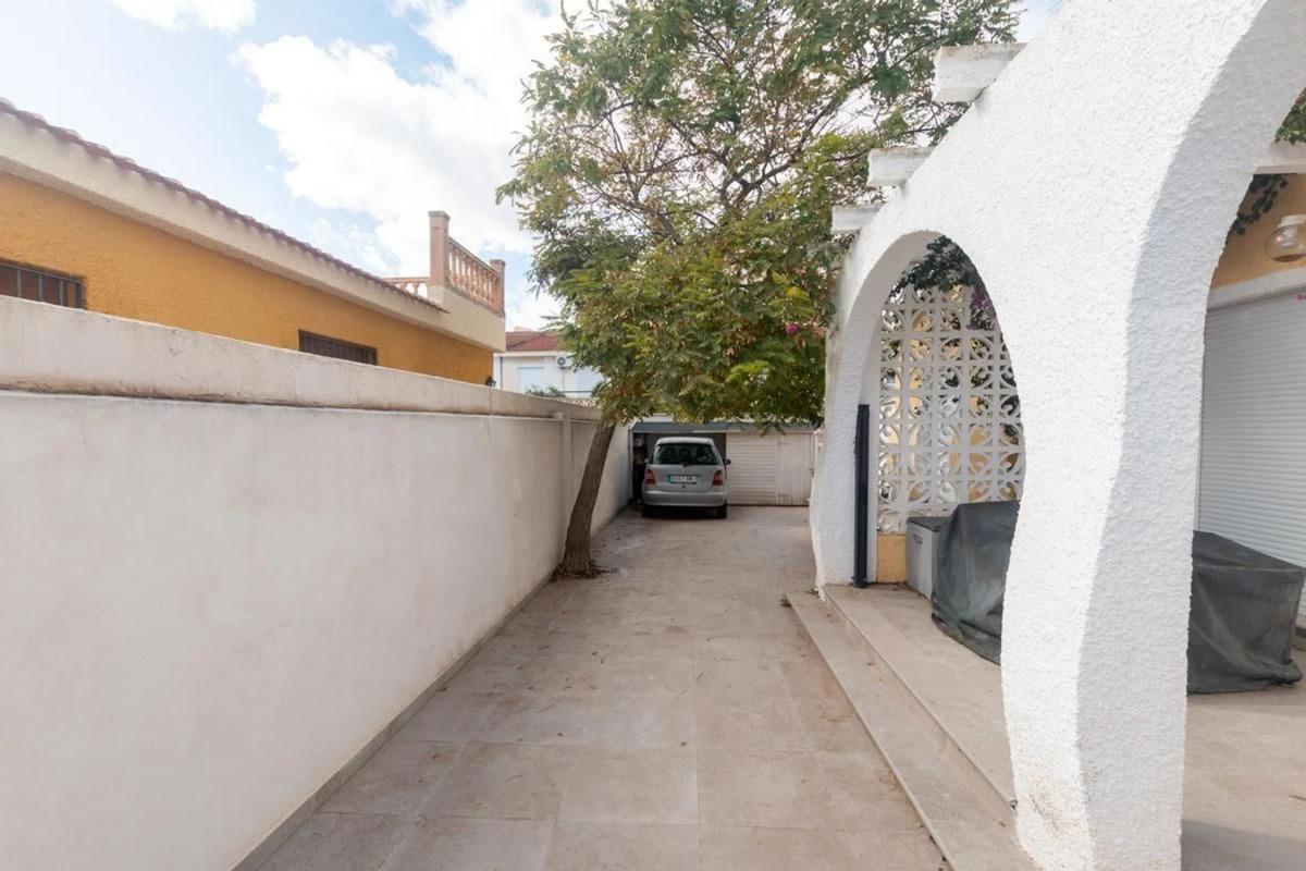 Venta de chalet independiente en Calle Martín Pescador, 29, Torrevieja
photo 3