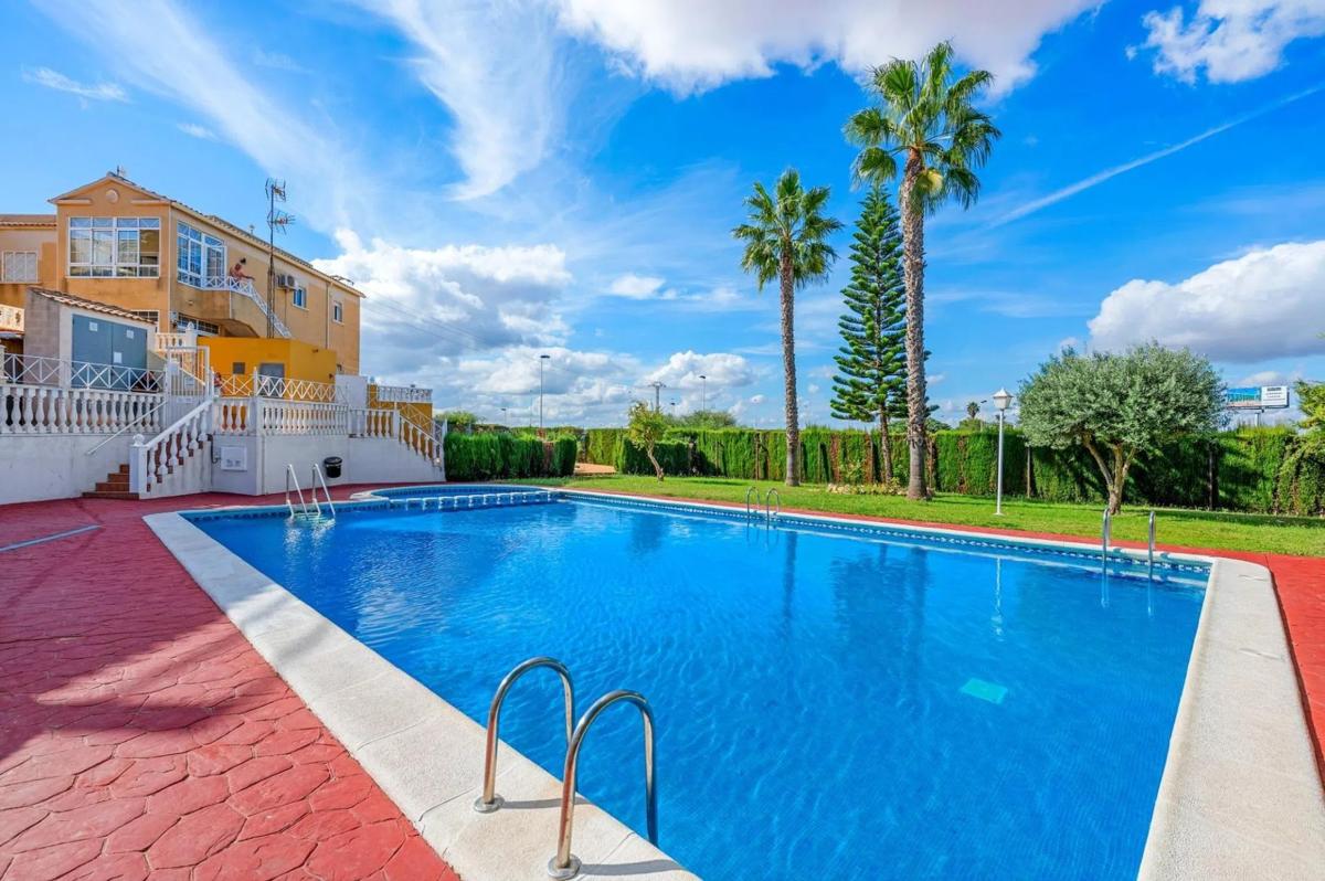 Sale of independent chalet in Barrio Parque Acuático - Sector 25, Torrevieja
 photo 3