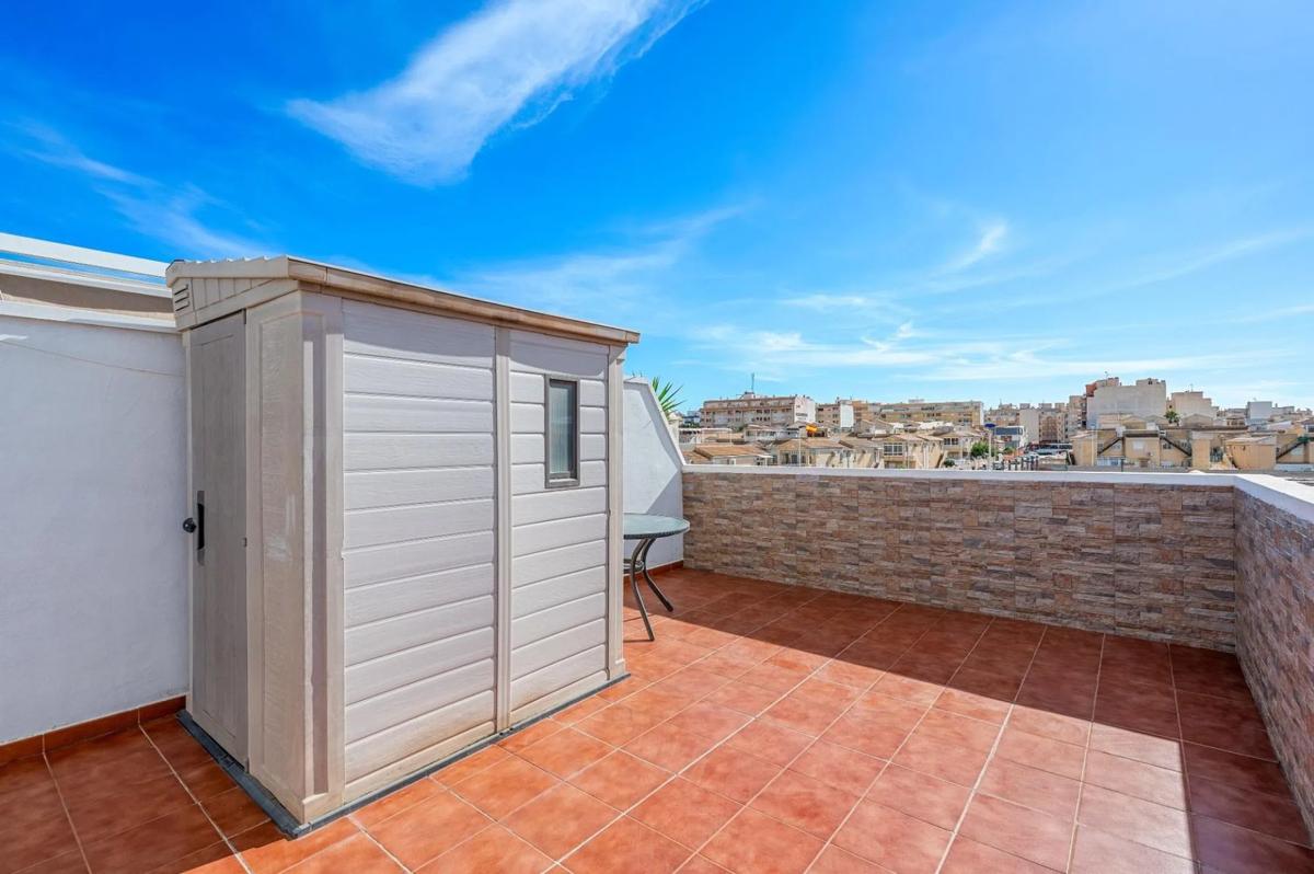 Sale of independent chalet in Barrio Parque Acuático - Sector 25, Torrevieja
 photo 4