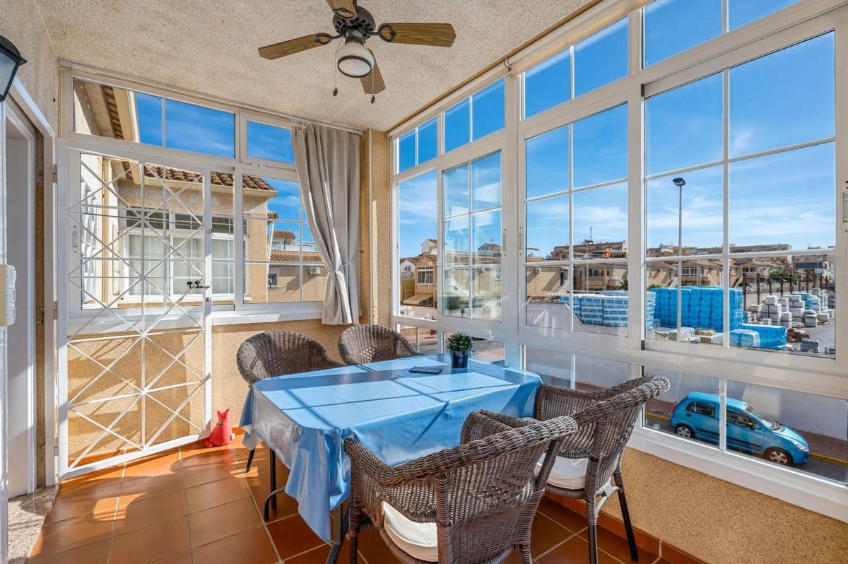 Sale of independent chalet in Barrio Parque Acuático - Sector 25, Torrevieja
 photo 5
