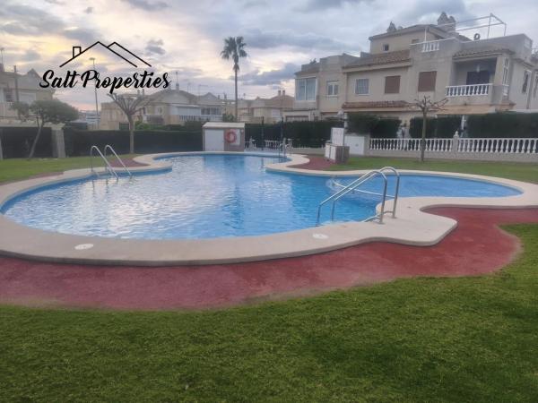 Independent chalet for sale in Calle Itaca, 30, Torrevieja
photo 1
