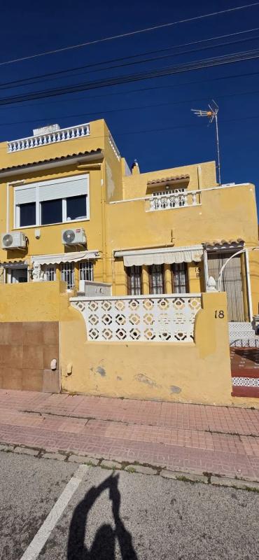 Sprzedaż szeregowego domku w  Calle Gandhi , Torrevieja photo 3