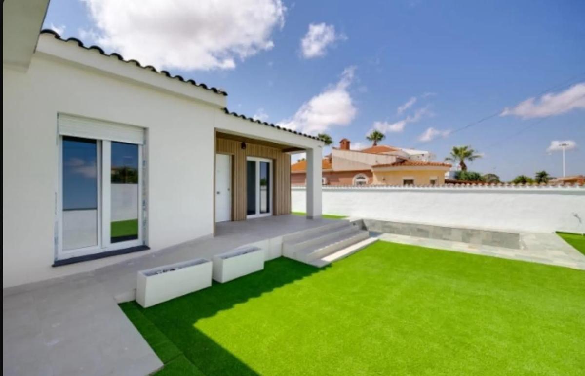 Venta de chalet independiente en Calle la Loma, 67, Torrevieja
photo 1