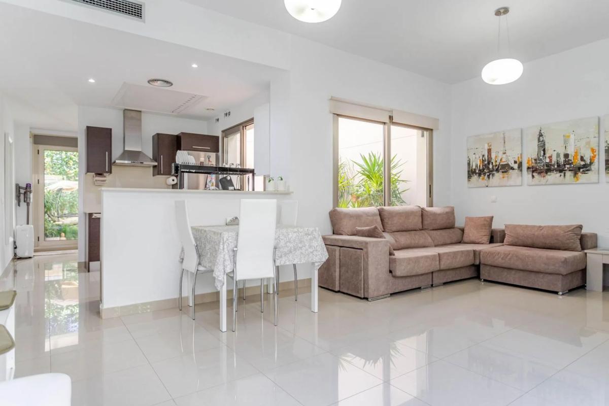 Sale of townhouse in  Calle Mar Rizada , Torrevieja photo 2