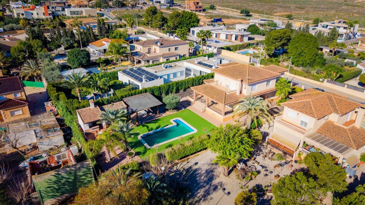 Sale of independent chalet in Calle Benimassot, Elche / Elx
photo 1