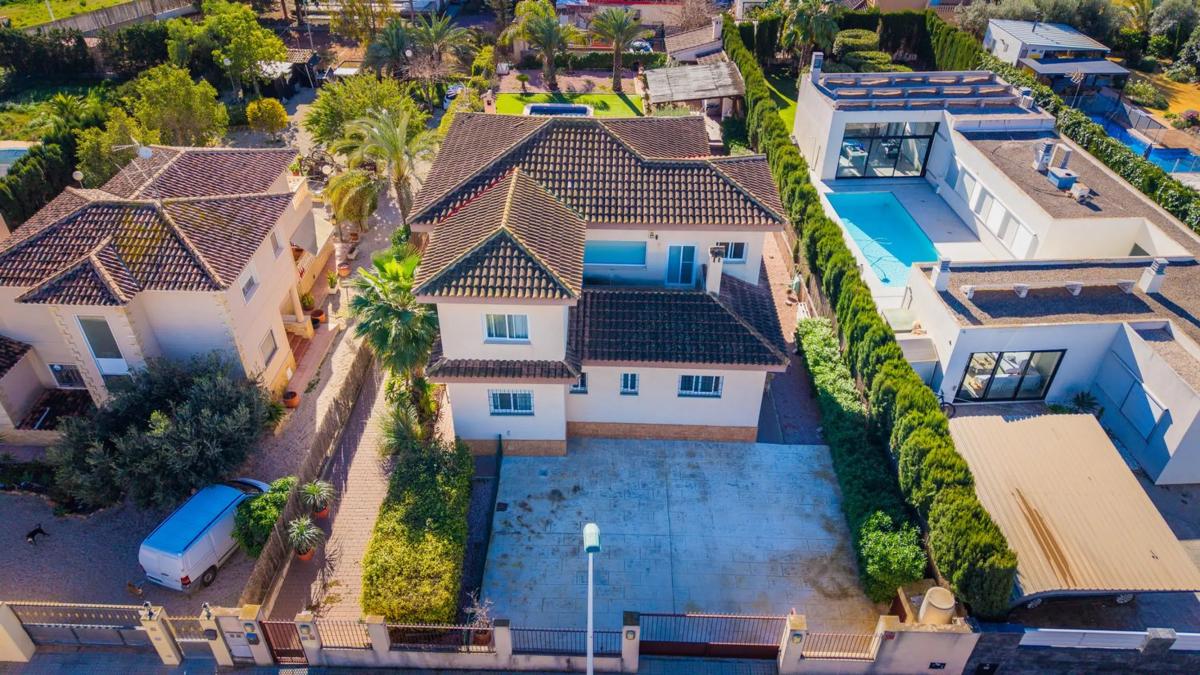 Sale of independent chalet in Calle Benimassot, Elche / Elx
photo 2