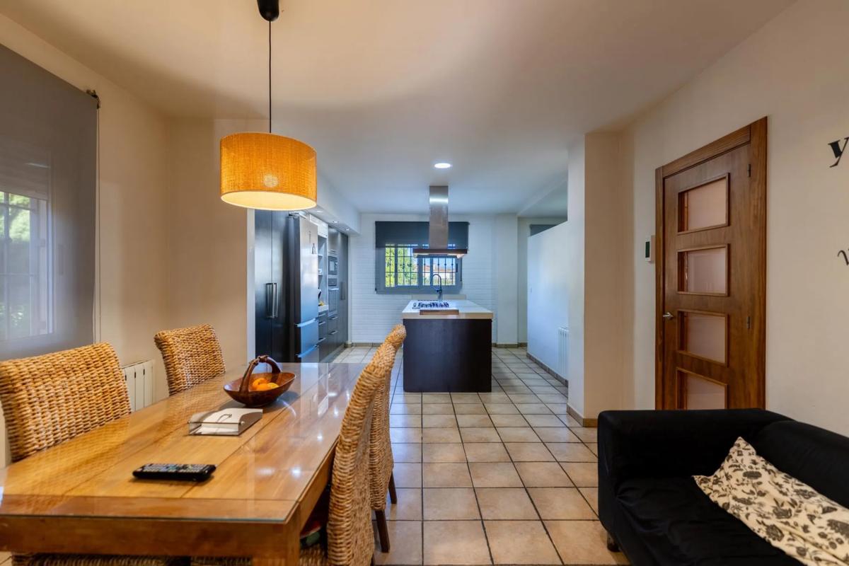 Sale of independent chalet in Calle Benimassot, Elche / Elx
photo 3