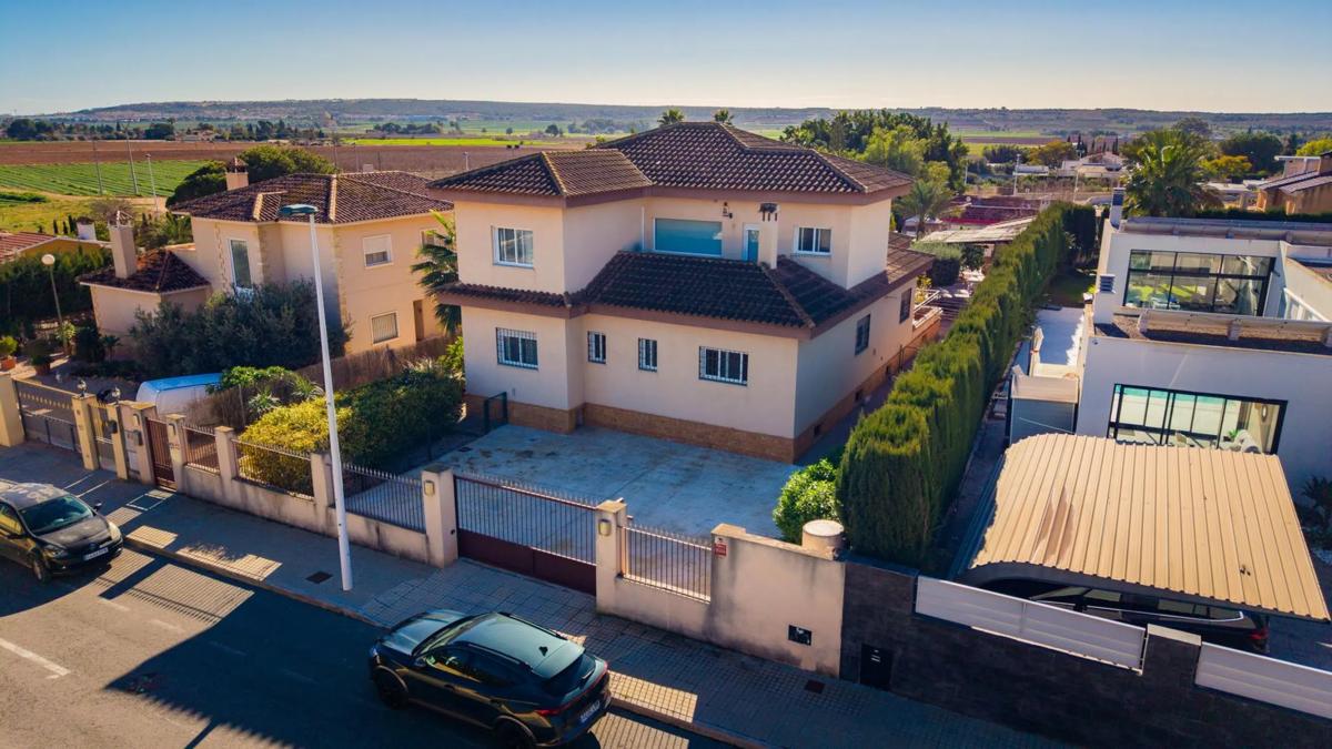Sale of independent chalet in Calle Benimassot, Elche / Elx
photo 4