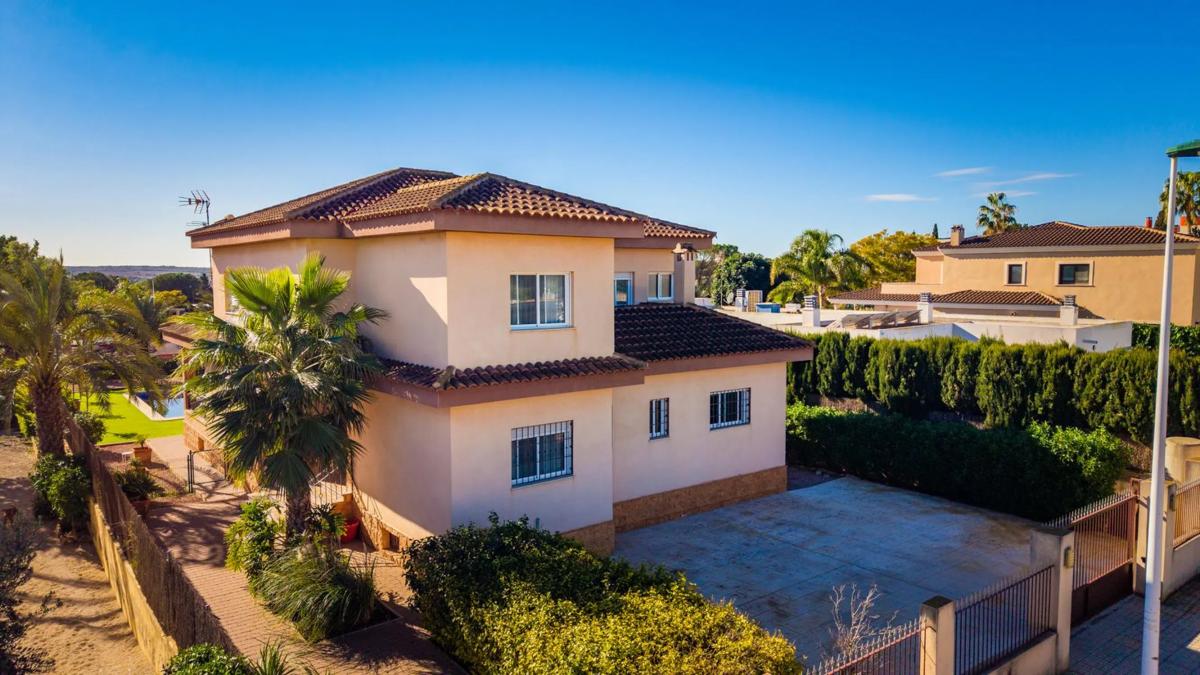 Sale of independent chalet in Calle Benimassot, Elche / Elx
photo 5