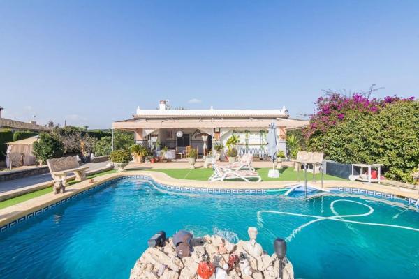 Chalet independiente en venta en Algoda-Matola-Llano de San José, Elche / Elx
photo 1