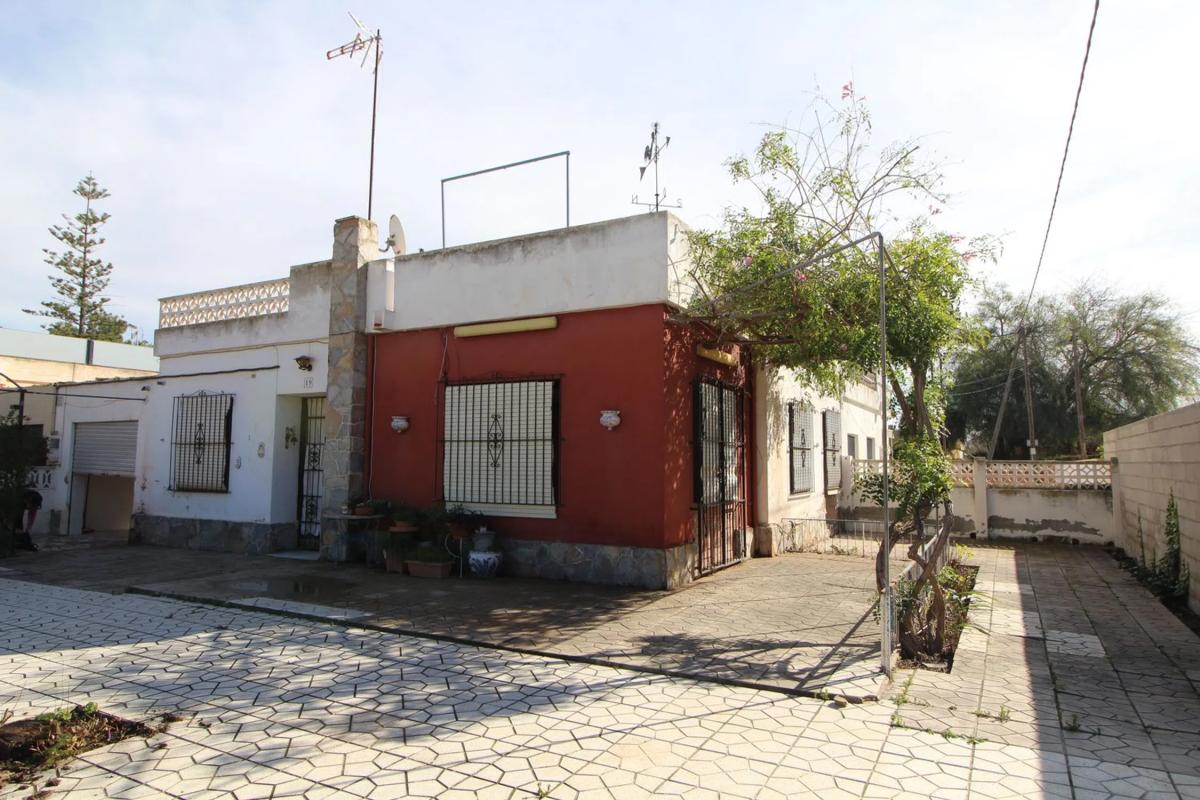 Sale of independent chalet in CL PALANGRE, Elche / Elx
photo 2