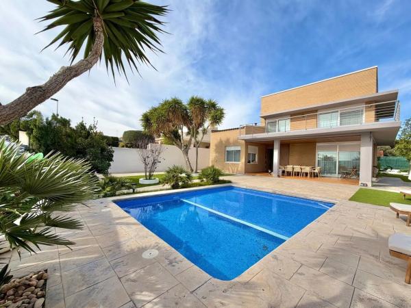 Chalet independiente en venta en Valverde, Elche / Elx
thumbnail 1