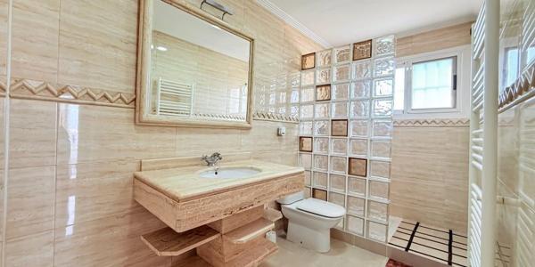 Independent chalet for sale in Calle Isla de Formentera, Elche / Elx
thumbnail 1