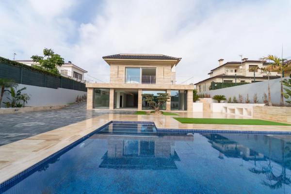 Chalet independiente en venta en Peña de Las Águilas, Elche / Elx
thumbnail 1