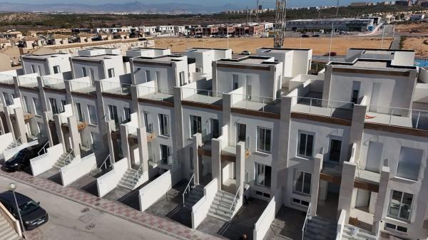 Четырехквартирный дом на продажу на  Calle Chipre, 70 , Гран-Алакант photo 1