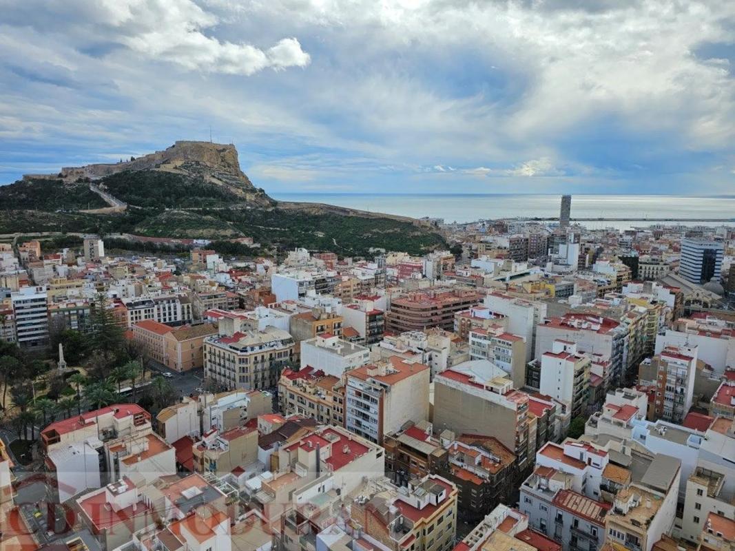 Продажа квартиры на Calle Capitán Amador, 10 -20, Аликанте / Алакант
 photo 3