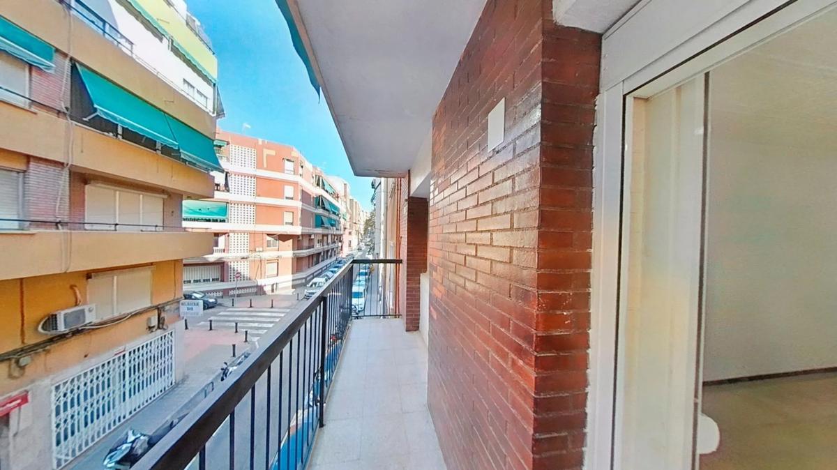 Venta de piso en Barrio Campoamor, Alicante / Alacant
photo 1