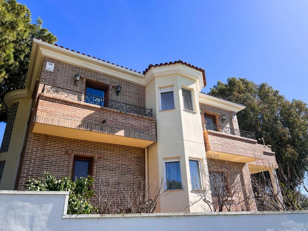 Продажа отдельного шале в  Calle de los Almendros, 49, Рохалес photo 2