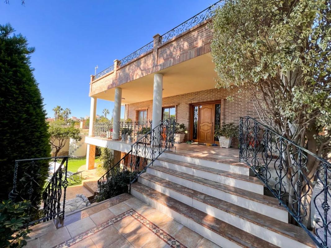 Продажа отдельного шале в  Calle de los Almendros, 49, Рохалес photo 4